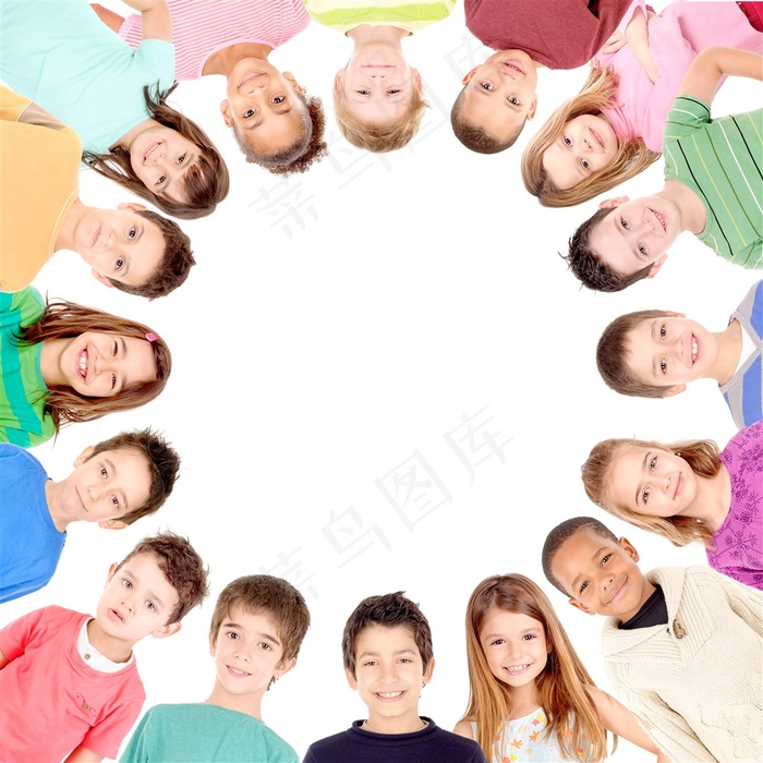 排成圆圈的孩子们高清图片