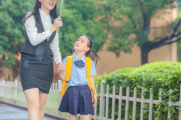 小孩上学的高清图片