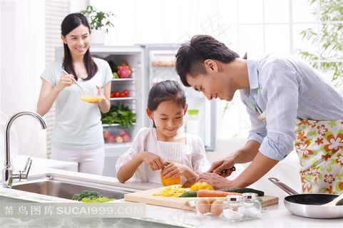 厨房其乐融融的家庭摄影高清图片