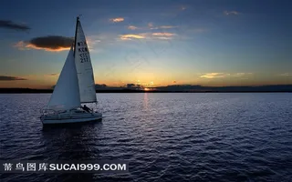 傍晚海上漂泊的帆船素材