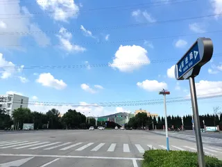 蓝色简约风云朵天空街道背景海报