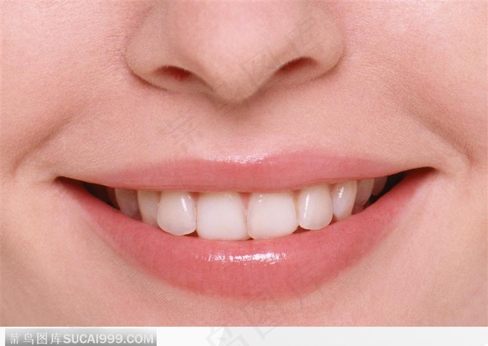 露出八颗牙的嘴