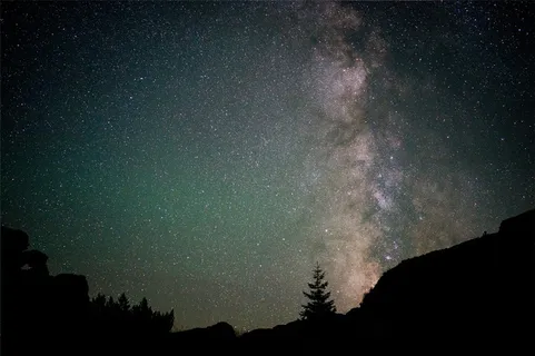 山树和星空背景 山树和星空背景