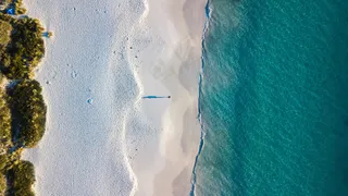 蔚蓝海岸唯美风光航拍图