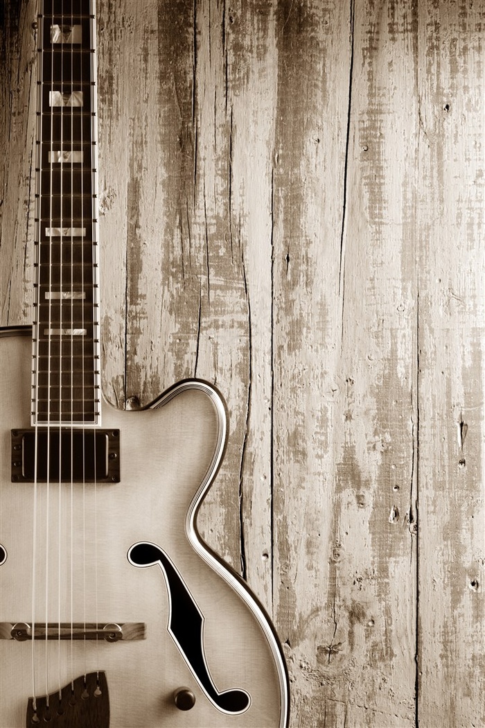 竖在木板上的吉他