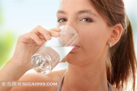清新美女喝水图片