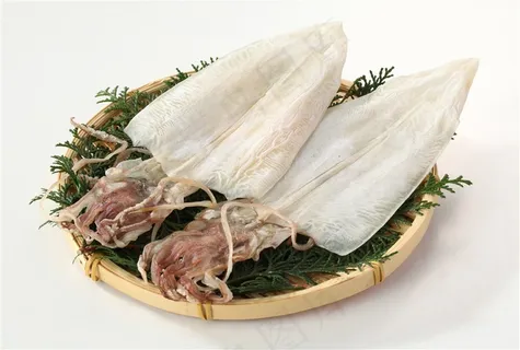 圆形木盘上的鱿鱼片高清摄影图