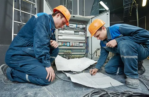 维修电度表的工人高清图 维修电度表的工人高清图