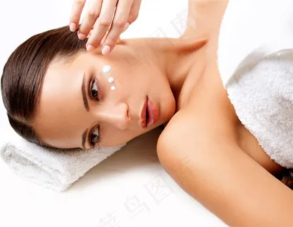 做面部按摩的美女图 做面部按摩的美女图