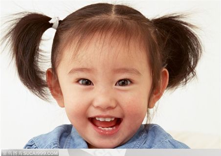 婴儿幼儿-大笑的可爱羊角辫小女孩