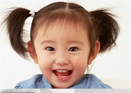 婴儿幼儿-大笑的可爱羊角辫小女孩