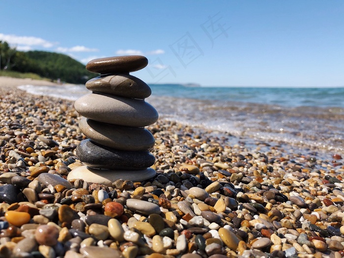 美丽鹅卵石堆叠图片