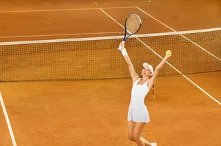 打网球跳跃美女图片