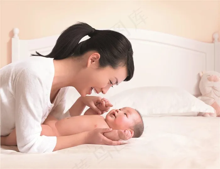 妈妈给宝宝做律动操亲子图片