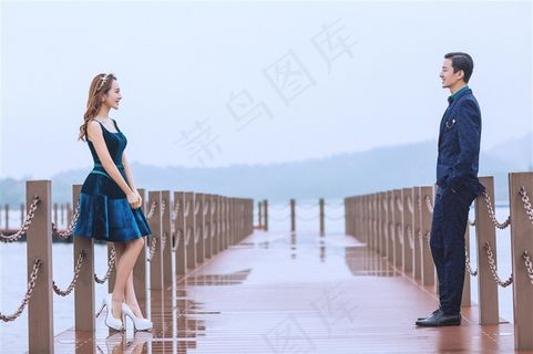 湖泊木板过道上对视的情侣