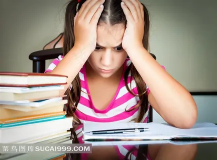 正在苦思冥想的小学生摄影高清图片