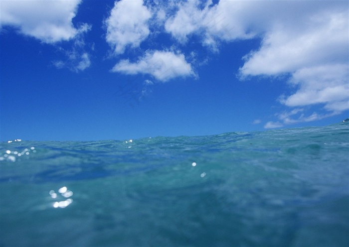 蔚蓝色的天空背景美图素材