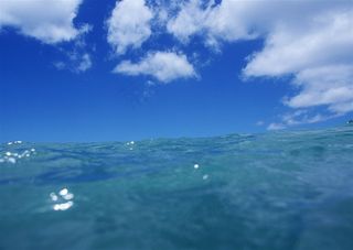 蔚蓝色的天空背景美图素材