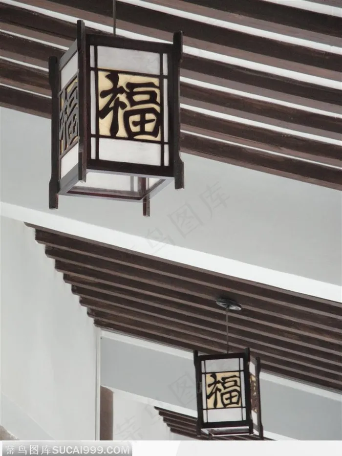 徽派建筑-挂着灯笼的白墙