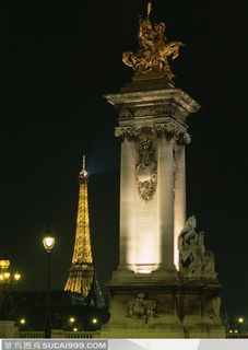 古建筑-埃菲尔铁塔前广场上纪念碑上的骑士