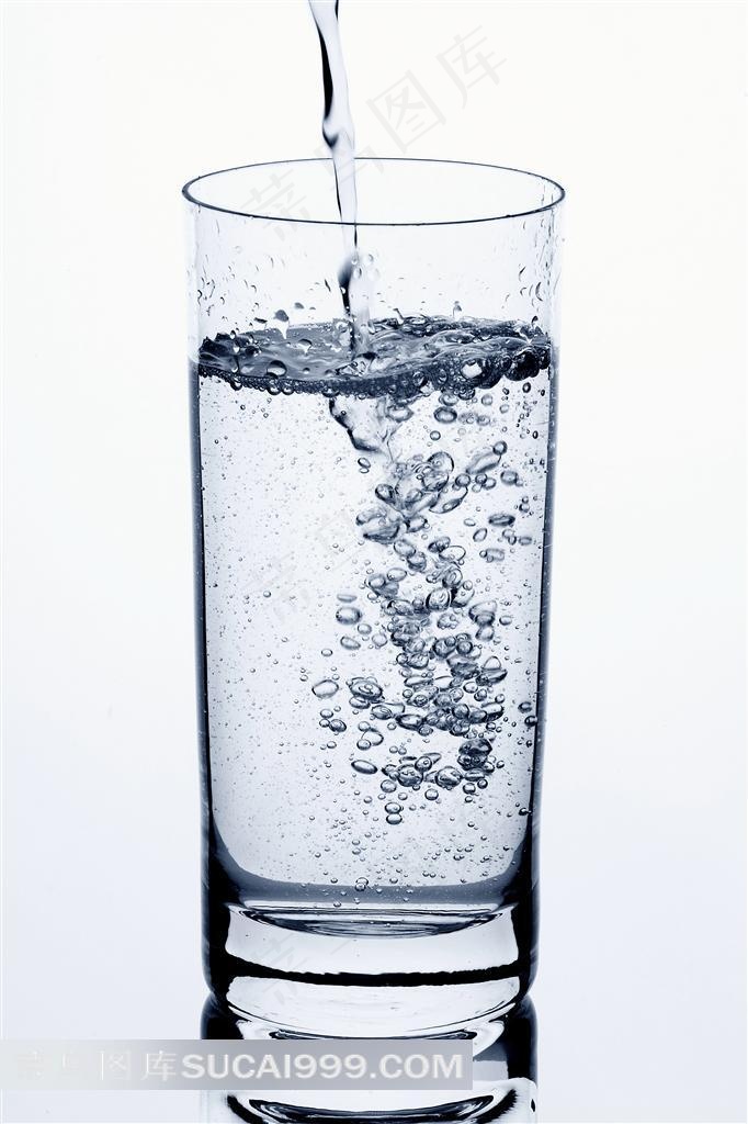 倒进玻璃杯的矿泉水