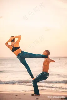 海边情侣形体艺术写真图片