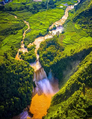 山间溪流  小溪  山川  高山流水  梯田 摄影图  绿植 