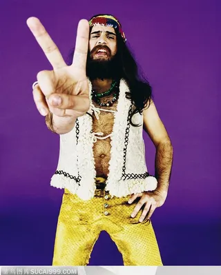 超级个性人物-长发外国男子穿着民族服饰做胜利手势