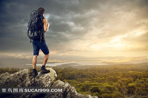 户外运动登上山顶的男人图片