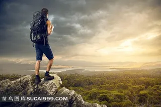 户外运动登上山顶的男人图片