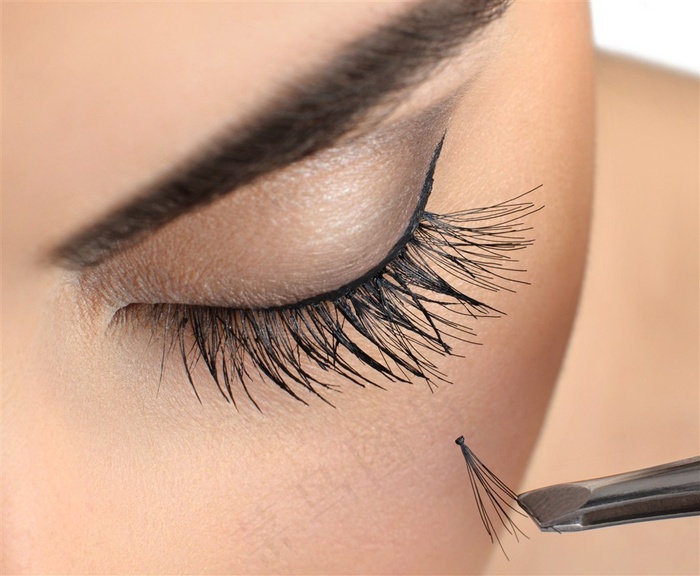 描眉的化妆美女图