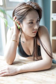 趴在桌子上的超高清美女雅辛图片