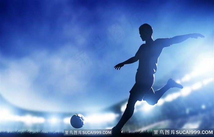 蓝色天空下的体育馆中踢足球的男人高清图片