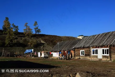 山丘和破旧的房屋