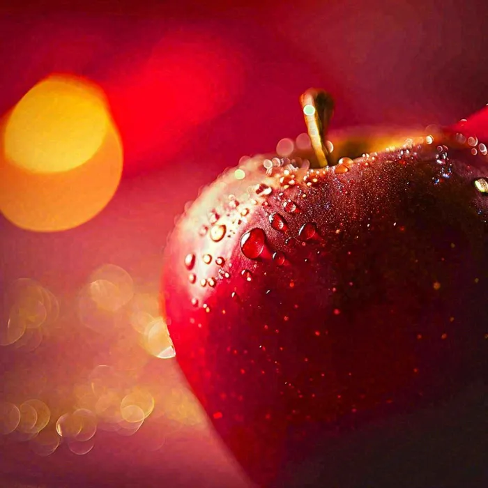 红苹果新鲜特写水珠，圣诞平安夜，水果美食，温馨摄影图(1024x1024)