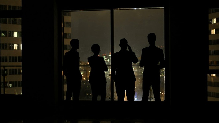 城市夜景说话的人的剪影