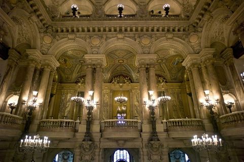 大剧院里的墙壁柱子