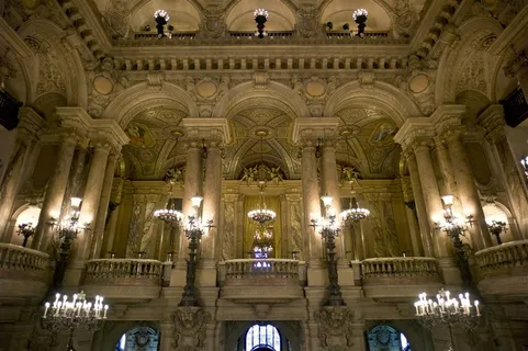 大剧院里的墙壁柱子