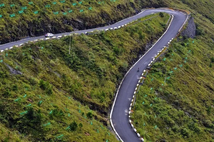 广西大化山脉公路自然风景高清摄影