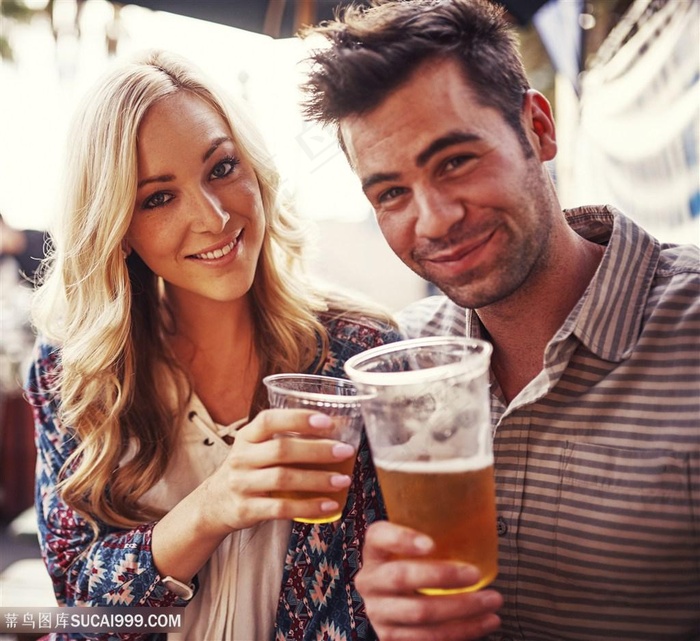 男女一起喝啤酒图片