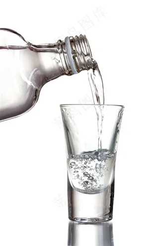 往杯子里倒的酒