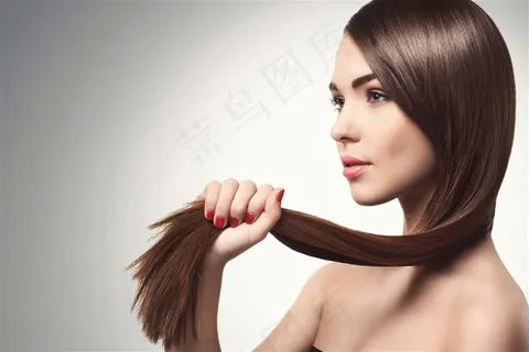 拿着头发的美女高清图片 拿着头发的美女高清图片