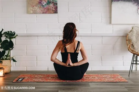 背手合十瑜珈动作