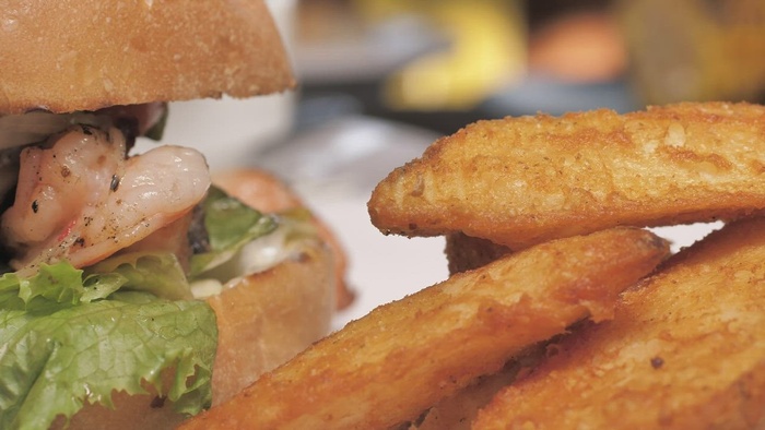 炸虾汉堡配炸薯条