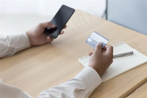 拿着手机和信用卡的商务人士高清图片 拿着手机和信用卡的商务人士高清图片