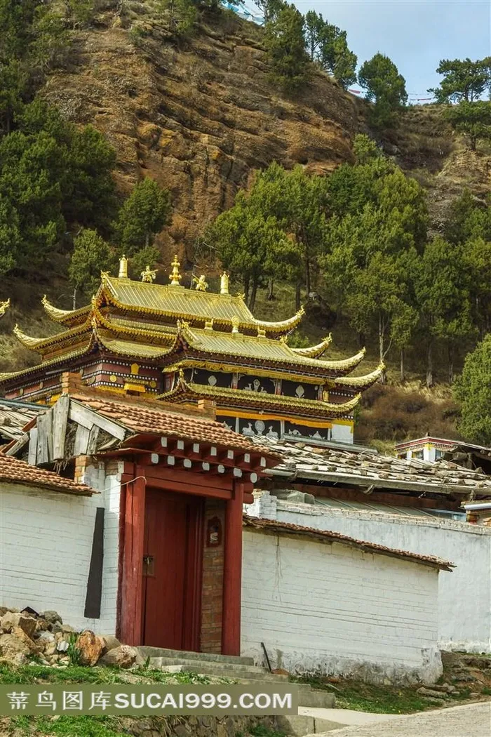 山腰上的藏族寺庙建筑景观