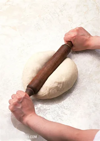 擀面杖擀面高清图