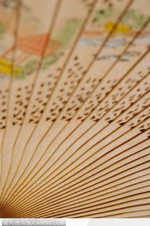 打开的木制扇子特写