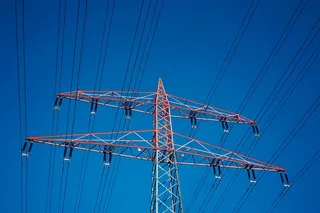 蓝天下高压电线杆图片