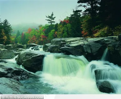 湍急流下的瀑布